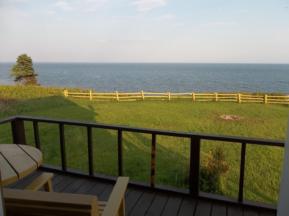 Les Chalets Brise-De-Mer Sainte-Therese-de-Gaspe Bagian luar foto