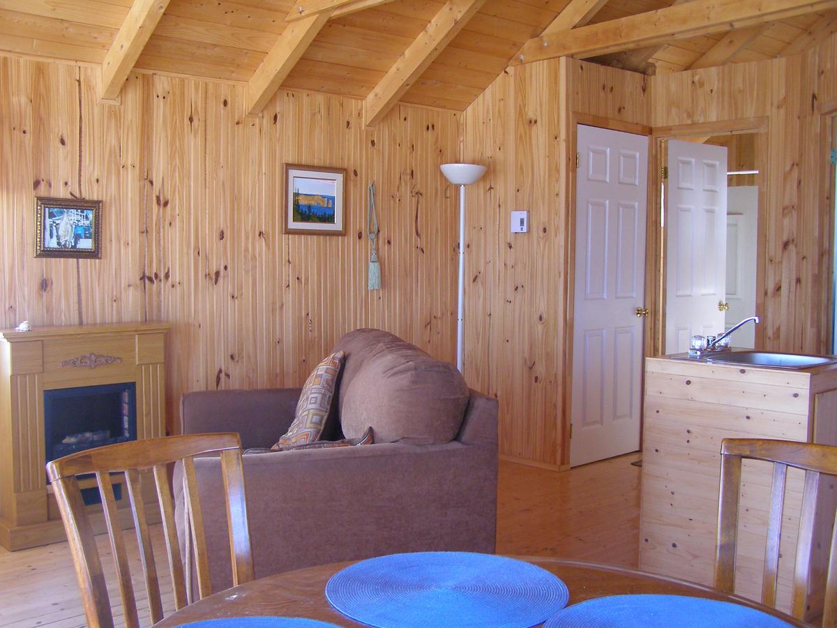 Les Chalets Brise-De-Mer Sainte-Therese-de-Gaspe Bagian luar foto