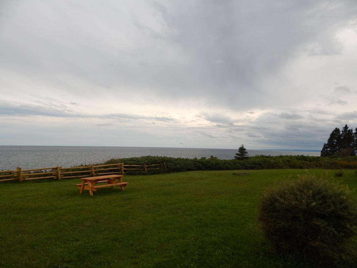 Les Chalets Brise-De-Mer Sainte-Therese-de-Gaspe Bagian luar foto