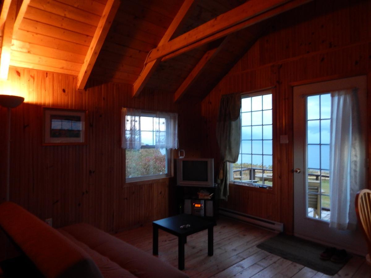 Les Chalets Brise-De-Mer Sainte-Therese-de-Gaspe Bagian luar foto